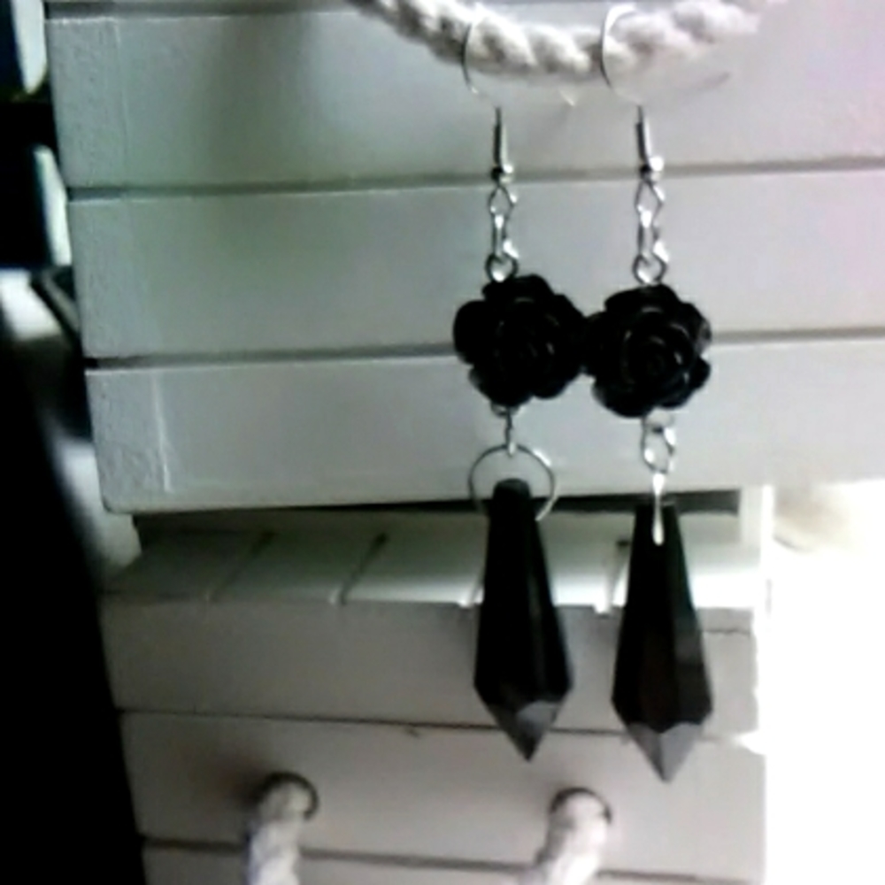💝 FREE with Purchase - Long lightweight black rose earrings